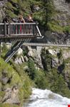 il ponte sospeso sulla cascata