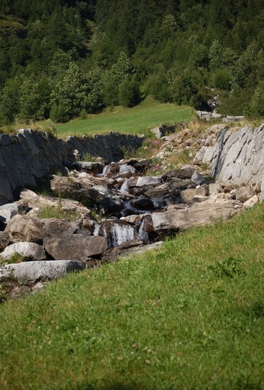 la vallata e il corso dell' acqua