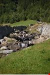 la vallata e il corso dell' acqua