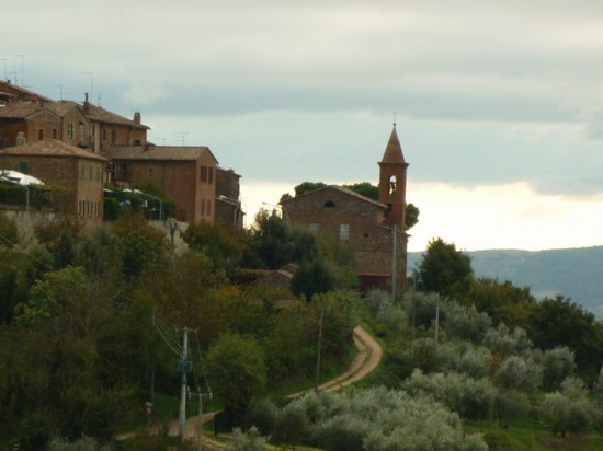 panoramica e chieseta sullo sfondo
