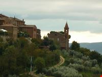 panoramica e chieseta sullo sfondo