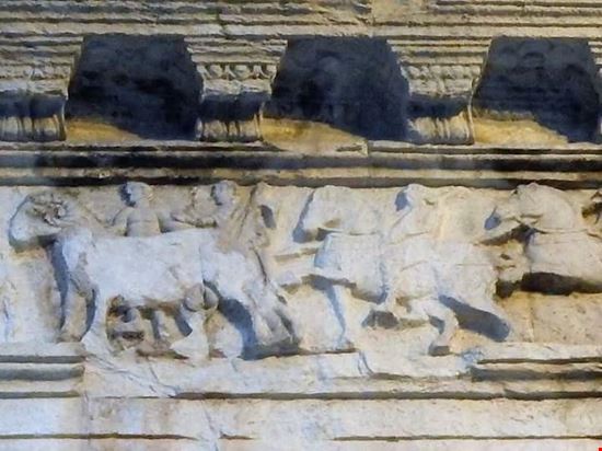 Particolare del fregio dell'arco Susa  