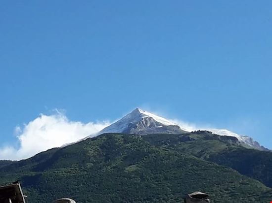 Il Rocciamelone visto da Susa Il Rocciamelone è una montagna delle Alpi Graie alta 3.538 m s.l.m., situata in Piemonte, al confine tra la Valle di Susa e la Valle di Viù, sulla cui vetta sorge il santuario mariano più alto d'Europa e una statua dedicata alla Madonna del Rocciamelone.  