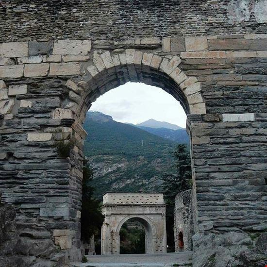 Acquedotto romano e Arco di Augusto Acquedotto romano e Arco di Augusto  