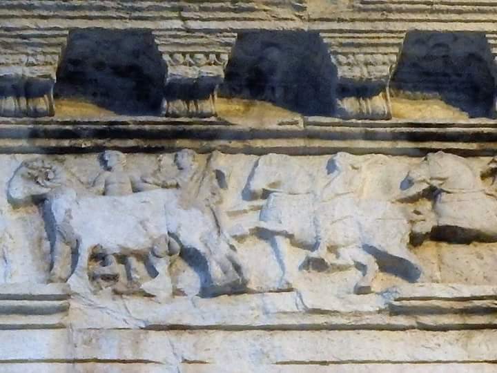 Particolare del fregio dell'arco 