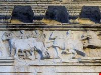 Particolare del fregio dell'arco 