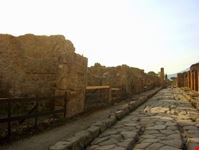 Via di Pompei al tramonto