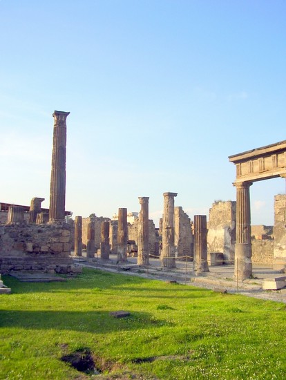 Uno dei numerosi templi di Pompei