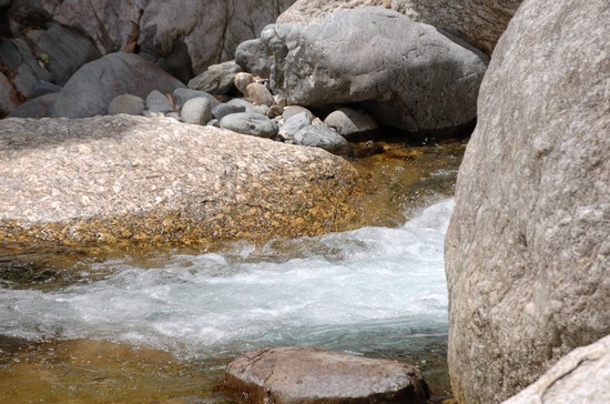rocce e corso d'acqua