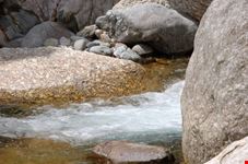 rocce e corso d'acqua