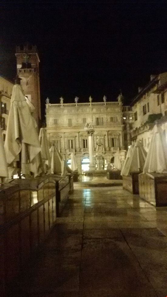 Piazza Erbe  Piazza Erbe vista frontale Palazzo Maffei  