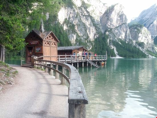 lago di braies sentiero per la palafitta  