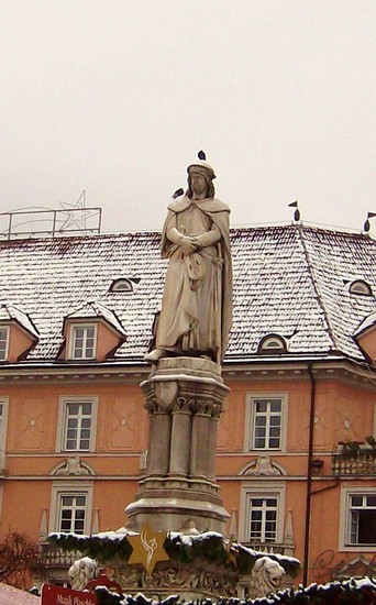 la statua del poeta-cantastorie Walther