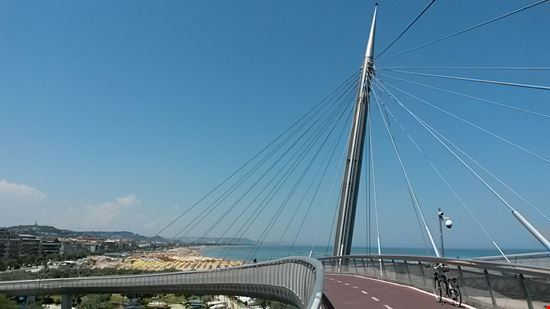Ponte del Mare: la splendida vista sulla Riviera Nord do Pescara Il Ponte del Mare di Pescara, sicuramente tra i più avveniristici ponti italiani, collega dal 2009 le Riviere Nord e Sud della città adriatica. Oltre ad essere uno dei più grandi ponti ciclopedonali d'Europa, questo monumento è divenuto in breve tempo uno dei simboli turistici di Pescara, per via delle vedute mozzafiato che da qui si godono verso mare e monti. Edoardo Di Paolo  