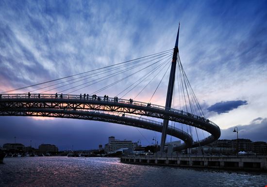 Ponte del Mare Il Ponte del Mare di Pescara, sicuramente tra i più avveniristici ponti italiani, collega dal 2009 le Riviere Nord e Sud della città adriatica. Oltre ad essere uno dei più grandi ponti ciclopedonali d'Europa, questo monumento è divenuto in breve tempo uno dei simboli turistici di Pescara, per via delle vedute mozzafiato che da qui si godono verso mare e monti.  