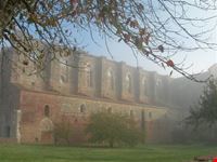 L'abbazia nella campagna senese