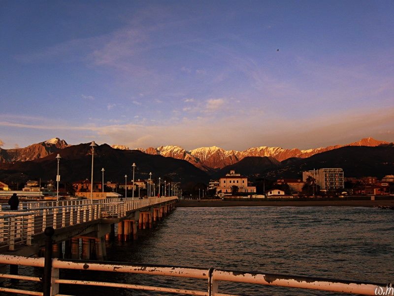 Massa vista dal mare al tramonto