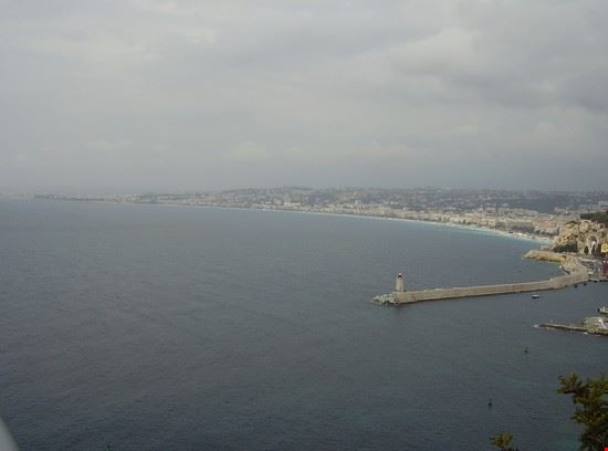 Il Mercato dei Fiori - Una bella veduta della costa di Nizza. Sullo sfondo l'aeroporto, che ha la pista direttamente sul mare. - Ivano Carpentieri - Ivano Carpentieri