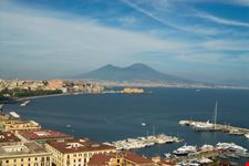 napoli il vesuvio visto dal porto di napoli