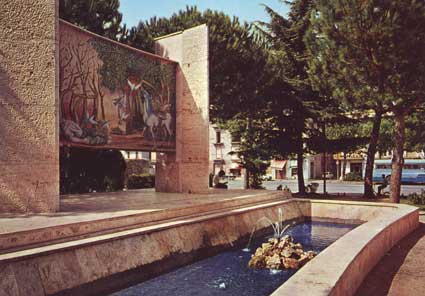 Villa De Gasperi, Monumento ai Caduti