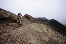 Esplorando i crateri e le grotte dell'Etna Nord