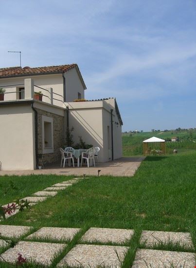 Azienda vitivinicola Gemmano - Veduta del fianco della costruzione principale,sono messi in evidenza gli spazi verdi a perdita d'occhio,per un relax completo! - ornella petz - ornella petz