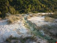 scavi esterni e ruscelli di acqua termale