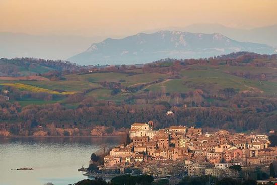 Un lago incantato Vista di Anguillara Sabazia   