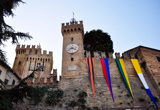 La torre dell'orologio e la Rocca Offagna  