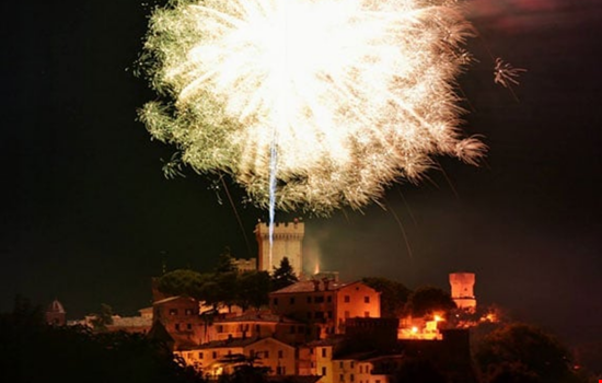 L'incendio della Rocca Spettacolo pirotecnico durante l'ultimo giorno di Fedte Medievali  