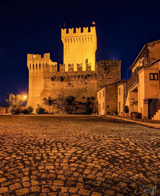 Piazza del Maniero e Rocca Medievale Offagna  