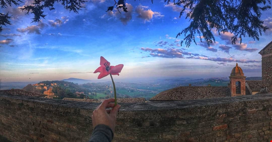 Panorama da Piazza del Maniero Offagna  