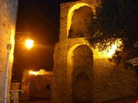 la porta dalla via principale del paese