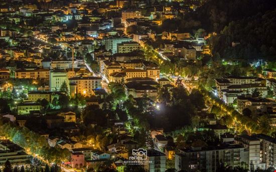 Vista notturna Visuale notturna del centro della città Reflexbook.net 