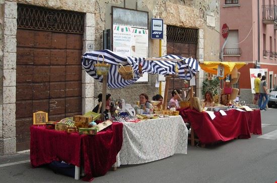 Una giornata a Monzambano Alcuni espositori dell'edizione 2007 della festa "Salame, ma non solo..." tenutasi a fine maggio.

Foto Alessandro Muratori Alessandro Muratori Alessandro Muratori