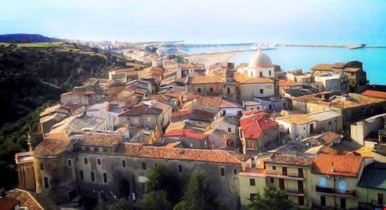 Cariati: Una perla dello Jonio Anche in Calabria a Cariati, sulla fascia Jonica Cosentina, c’è un borgo fortificato risalente al Medioevo, situato su un piccolo colle prospiciente il mare. E’ formato da un grande castello, ben conservato, con cinta muraria integrata con otto torri, al cui interno si diramano antiche viuzze, caratteristiche dei paesaggi mediterranei. E' molto ricco di monumenti storici e luoghi di interesse artistico-culturale. Durante il periodo estivo è notevolmente sviluppata l'attività turistica, per cui molti villeggianti, provenienti da ogni parte d'Italia e d’Europa, trascorrono le meritate vacanze bagnandosi in un mare limpido e trasparente. Oltre al mare pulito, la cittadina offre ai suoi ospiti, col contributo delle associazioni presenti in loco, manifestazioni sportive, artistiche, culturali, feste religiose e sagre dei prodotti tipici locali. E' molto apprezzata dai visitatori la cucina tipica cariatese a base di pesce. Il suo clima è dolce, l'autunno è mite e si protrae fino a novembre i  