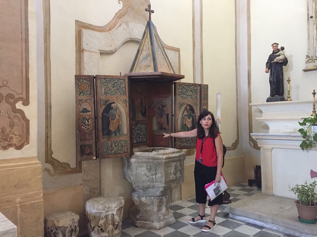 Fonte battesimale all’interno della cattedrale di Terralba 