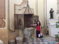 Fonte battesimale all’interno della cattedrale di Terralba 