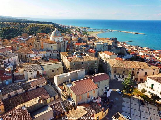 Un castella abitato si trova sulla costa ionica  cosentina In Calabria a Cariati, sulla fascia Jonica Cosentina, c’è un borgo fortificato risalente al Medioevo, situato su un piccolo colle prospiciente il mare. E’ formato da un grande castello, ben conservato, con cinta muraria integrata con otto torri, al cui interno si diramano antiche viuzze, caratteristiche dei paesaggi mediterranei. E' molto ricco di monumenti storici e luoghi di interesse artistico-culturale. Durante il periodo estivo è notevolmente sviluppata l'attività turistica, per cui molti villeggianti, provenienti da ogni parte d'Italia e d’Europa, trascorrono le meritate vacanze bagnandosi in un mare limpido e trasparente. Oltre al mare pulito, la cittadina offre ai suoi ospiti, col contributo delle associazioni presenti in loco, manifestazioni sportive, artistiche, culturali, feste religiose e sagre dei prodotti tipici locali. E' molto apprezzata dai visitatori la cucina tipica cariatese a base di pesce. Il suo clima è dolce, l'autunno è mite e si protrae fino a dicembre inoltra  