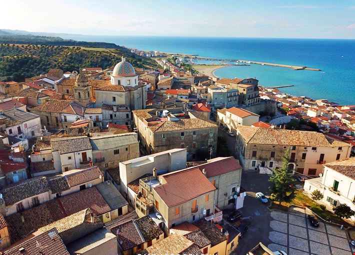 Un castella abitato si trova sulla costa ionica cosentina Un castella abitato si trova sulla costa ionica cosentina