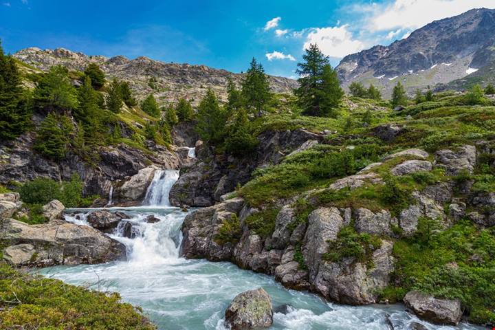 Arrivano fino a 900 metri d'altezza e sembrano sfidare la gravità: queste 10 cascate in Europa ti lasceranno a bocca aperta