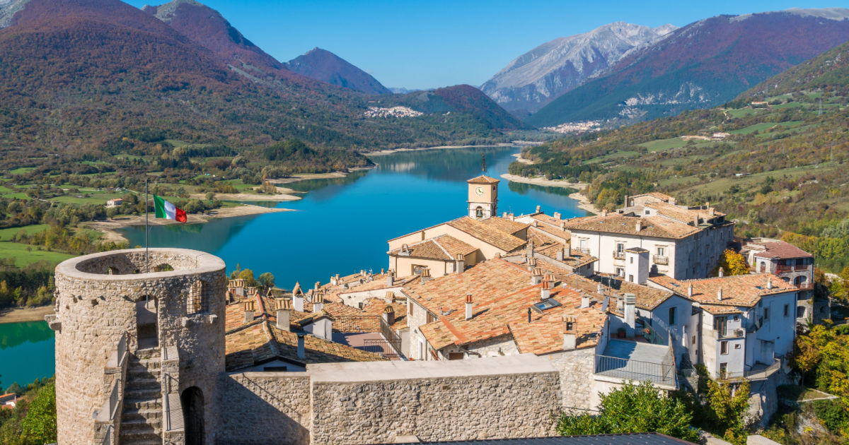 Sai che in Italia puoi passeggiare con i cervi? Ecco la favola di Villetta Barrea | PaesiOnLine
