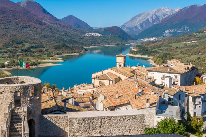Sai che in Italia puoi passeggiare con i cervi? Ecco la favola di Villetta Barrea | PaesiOnLine
