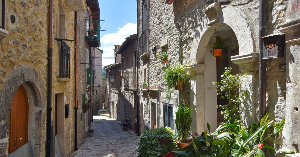Sai che in Italia puoi passeggiare con i cervi? Ecco la favola di Villetta Barrea | PaesiOnLine