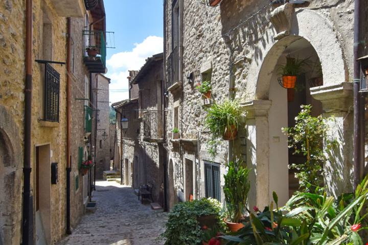 Sai che in Italia puoi passeggiare con i cervi? Ecco la favola di Villetta Barrea | PaesiOnLine