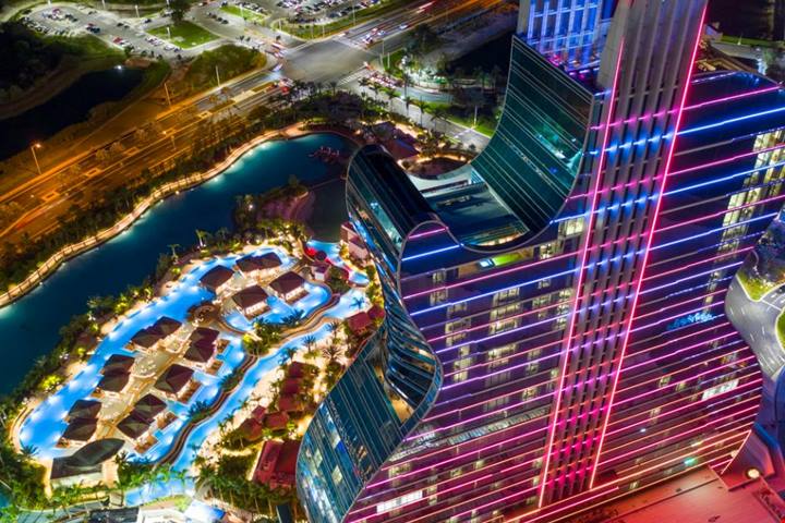 Lusso sfrenato e rock 'n roll: a Hollywood c'è un enorme hotel a forma di chitarra | PaesiOnLine