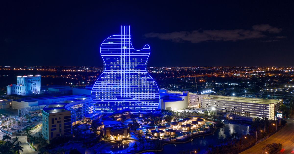Lusso sfrenato e rock 'n roll: a Hollywood c'è un enorme hotel a forma di chitarra | PaesiOnLine