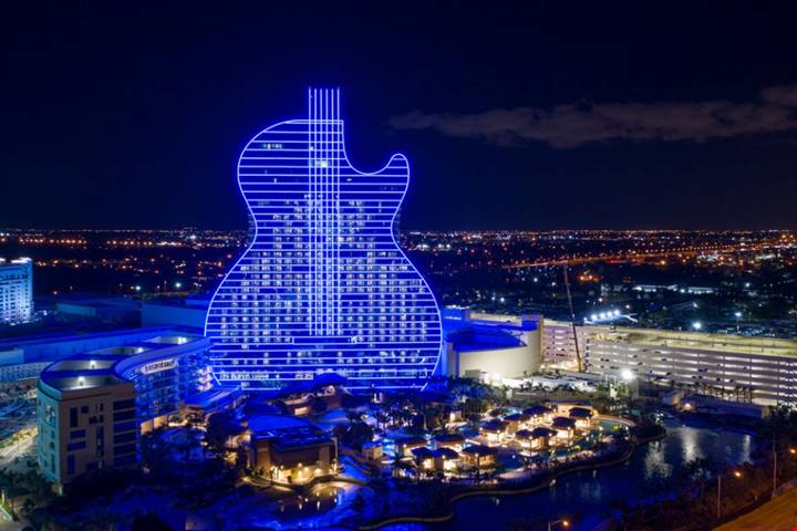 Lusso sfrenato e rock 'n roll: a Hollywood c'è un enorme hotel a forma di chitarra | PaesiOnLine