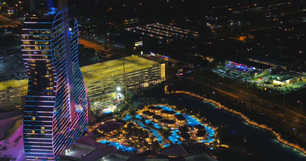 Lusso sfrenato e rock 'n roll: a Hollywood c'è un enorme hotel a forma di chitarra | PaesiOnLine