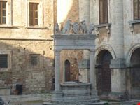 montepulciano pozzo di piazza grande